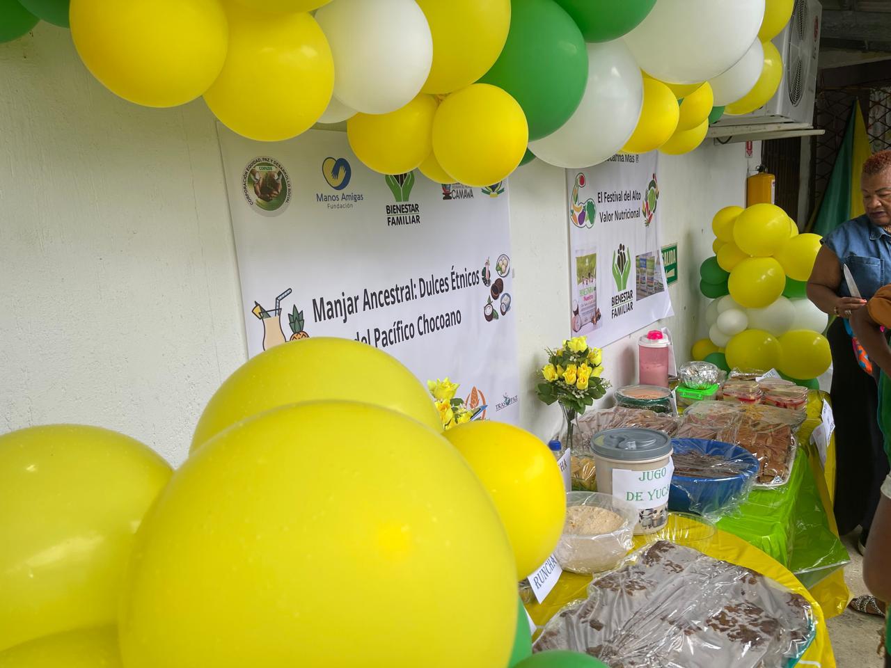 Stand de Manos Amigas en el Festival del Alto Valor Nutricional mostrando dulces étnicos y productos del Pacífico Chocoano